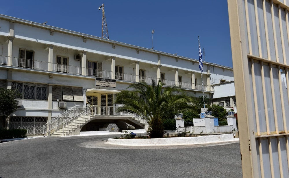Εγινε κι αυτό: Τρεις Αλβανοί κρατούμενοι μαστίγωσαν σωφρονιστικό υπάλληλο στις φυλακές Κορυδαλλού